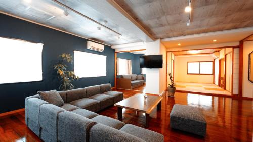 Kumoji Apartment | Discover 琉球モダン宿りゅうだん: 4-Star Family Retreat