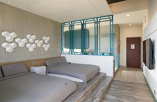 Liuqiu Bed & Breakfast | Experience the Tranquility of 琉球茶室 現代館 by the Ocean