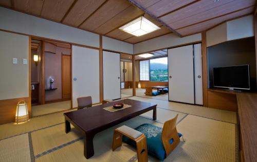 Ogoto Hotel | Discover 琵琶湖グランドホテル京近江: Family-Friendly Retreat