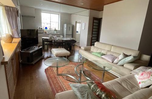 Suginami Villa | Scenic View Home with Kitchen - Guest Rated 9.7/10