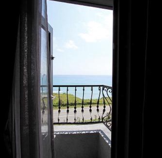 Hualien Bed & Breakfast | Experience窗外的海 - Steps from Ocean Park & Family-Friendly