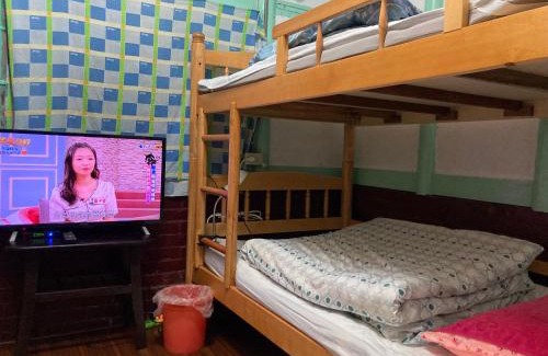 Zhuqi House | Cozy Stay at 老老街 誠君民宿: Pet-Friendly Retreat