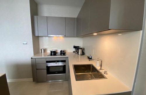 Ratchaprasong Apartment | Ultimate Comfort with Pool Near Siam and Central World