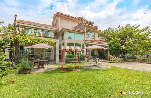 Gongguan House | Discover Cozy Stays at 苗栗公館聚福居民宿 with Hot Tub