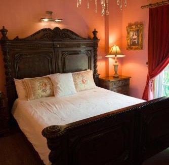 Wujie House | Enchanting England Castle: A Family-Friendly Retreat