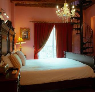 Wujie House | Enchanting England Castle: A Family-Friendly Retreat