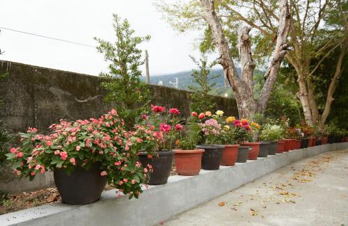 Guanshan House | Inviting Blue Ridge Mountain Manor with Family-Friendly Amenities