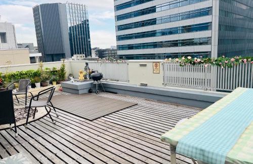 Higashigotanda Apartment | Unwind on a Rooftop Balcony Near Shinagawa Station