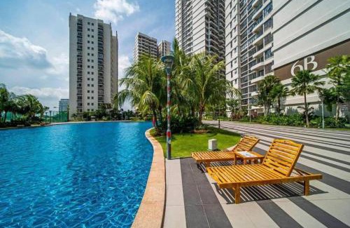 Central District Apartment | Stylish Family Suite at Danga Bay with Pool & Ocean View