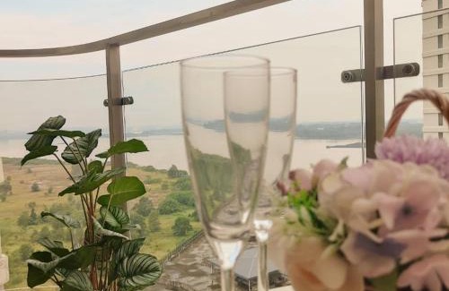 Central District Apartment | Stylish Family Suite at Danga Bay with Pool & Ocean View