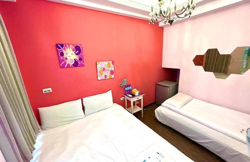 Xitun District House | Family-Friendly Fun at 逢甲 HAppY Day Hotel
