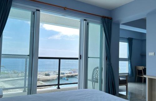Donghe House | Oceanview B&B: Guest Rated 10/10 with Pet Friendly Comfort