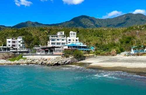 Donghe House | Oceanview B&B: Guest Rated 10/10 with Pet Friendly Comfort