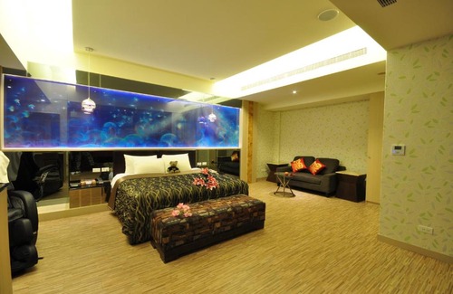 Beitun District Hotel | Comfortable Stay at 采岩汽車旅館 with Hot Tub & Breakfast