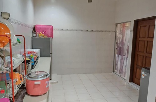Batu Pahat House | Experience Comfort at 长青苑民宿 with Family & Pets