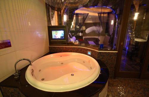 Sanmin Hotel | Relax at Shiny Seasons Motel: Family-Friendly with Hot Tub