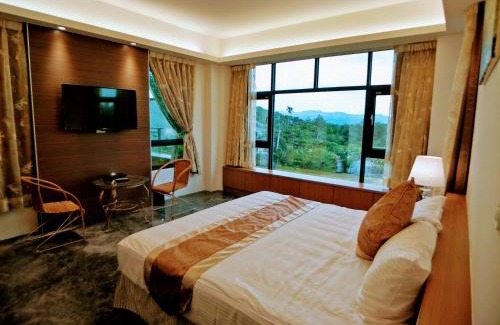 Jiji House | Elevated Views at 風鈴鐵道包棟Villa莊園 with Hot Tub