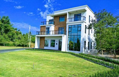 Jiji House | Elevated Views at 風鈴鐵道包棟Villa莊園 with Hot Tub