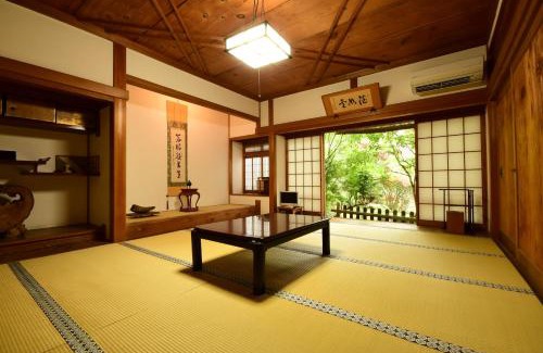 Koyasan Hotel | Discover Koyasan Shukubo Daimyououin: Family-Friendly Retreat
