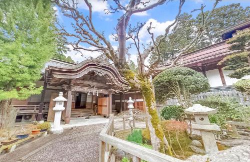 Koyasan Hotel | Discover Koyasan Shukubo Daimyououin: Family-Friendly Retreat