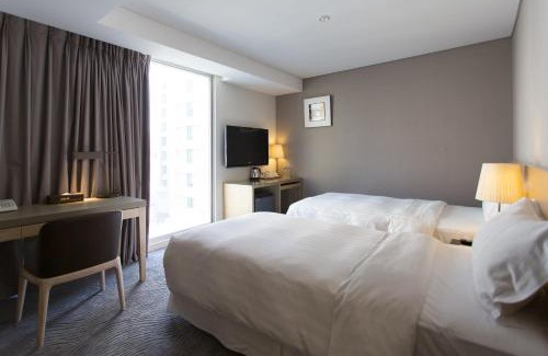 Cianjin District Hotel | Discover 麗馨商旅七賢館: Breakfast & Family-Friendly Fun
