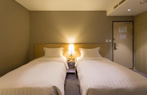 Cianjin District Hotel | Discover 麗馨商旅七賢館: Breakfast & Family-Friendly Fun