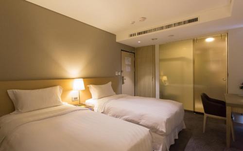 Cianjin District Hotel | Discover 麗馨商旅七賢館: Breakfast & Family-Friendly Fun