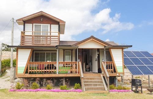 Toseong House | Cozy Forest Cabin: Pet & Child Friendly Retreat Awaits