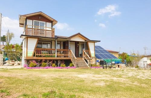 Toseong House | Cozy Forest Cabin: Pet & Child Friendly Retreat Awaits