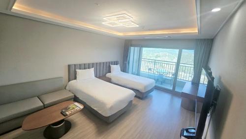 Songhak Resort | Relax at Dasan Beach Golf & Resort with Great Amenities