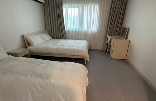 Hoehyeon-dong Apartment | Inviting Family Retreat at 뉴진스하우스