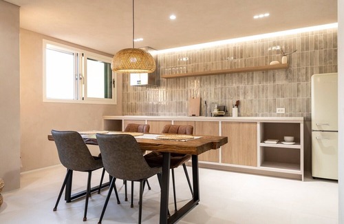 Andeok House | Experience Culinary Bliss at 앤스테이 Near Snuze