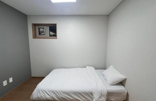 Andeok Apartment | Family-Friendly Retreat at Hermen House Awaits You