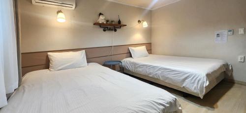 Sinchon-dong Apartment | 창천동 The Art House #Yeontral park #5min to Hongdae stn