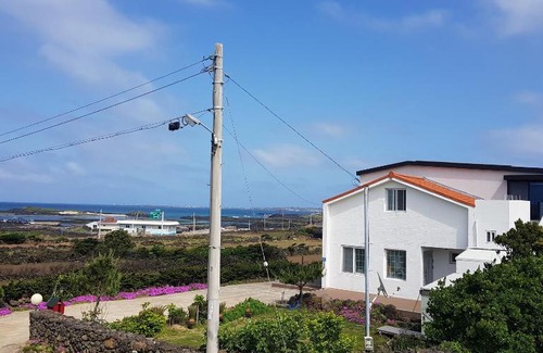 Gujwa House | Pet-Friendly Retreat at 토끼섬힐링하우스 for Families