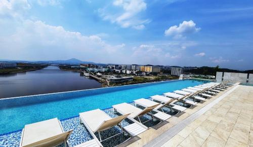 Gimpo Hotel | Oceanfront Hotel Marinabay Seoul Ara with Pool & Hot Tub