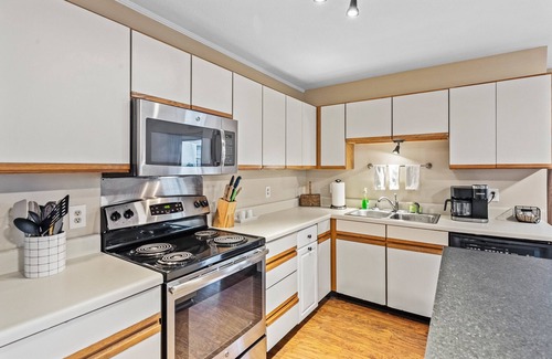 Auburn House | Pet-Friendly Townhome Near Downtown Auburn - Sleeps 10!