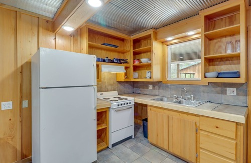 Heber Springs Cabin | Inviting Heber Springs Cabin: Covered Patio Near Lake