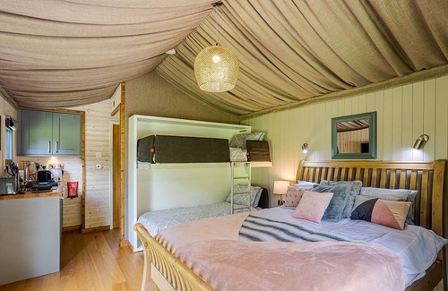 Felton Cabin | Comfortable Accommodation with Spa and Kitchen in Shrewsbury