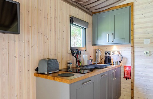 Felton Cabin | Comfortable Accommodation with Spa and Kitchen in Shrewsbury