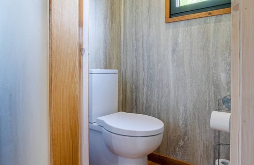 Felton Cabin | Comfortable Accommodation with Spa and Kitchen in Shrewsbury
