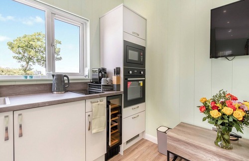 Jameston Cottage | Oceanfront Escape near Tenby with Spa & Family Amenities