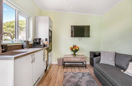Jameston Cottage | Oceanfront Escape near Tenby with Spa & Family Amenities