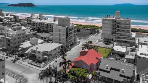 Governador Celso Ramos House | Beachfront Casa Show: Guest Rated 9.8 & Pet-Friendly