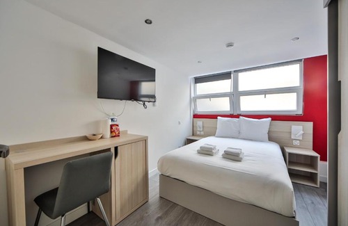 Charenton-le-Pont Apartment | CoLiving Loft with Home Cinema & Fitness Amenities
