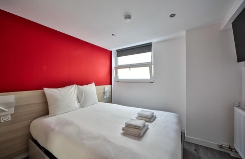 Charenton-le-Pont Apartment | CoLiving Loft with Home Cinema & Fitness Amenities