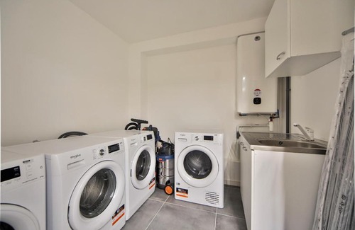 Charenton-le-Pont Apartment | CoLiving Loft with Home Cinema & Fitness Amenities