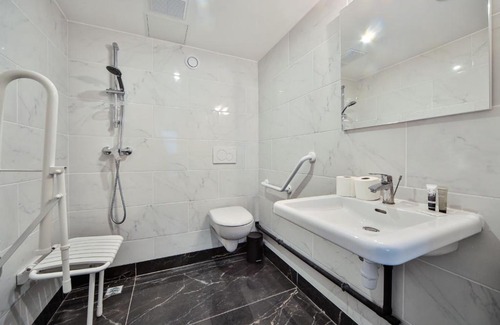 Charenton-le-Pont Apartment | CoLiving Loft with Home Cinema & Fitness Amenities
