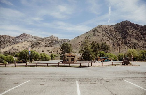 Sevier Apartment | Comfortable Candy Suite 128 with Pool & Pet-Friendly Perks