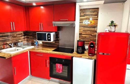 Razac-sur-l'Isle Apartment | Cozy T2 with Charming Terrace and Parking Access